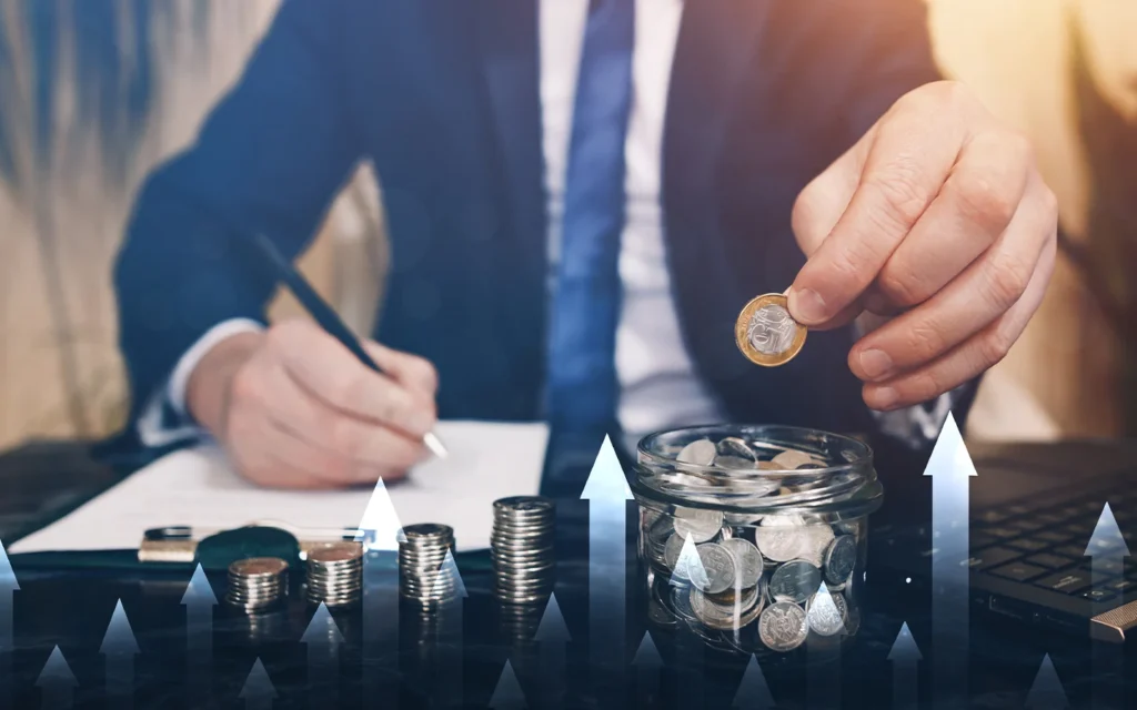 Tirelire et pièces de monnaie pour illustrer l'épargne de sécurité personnelle